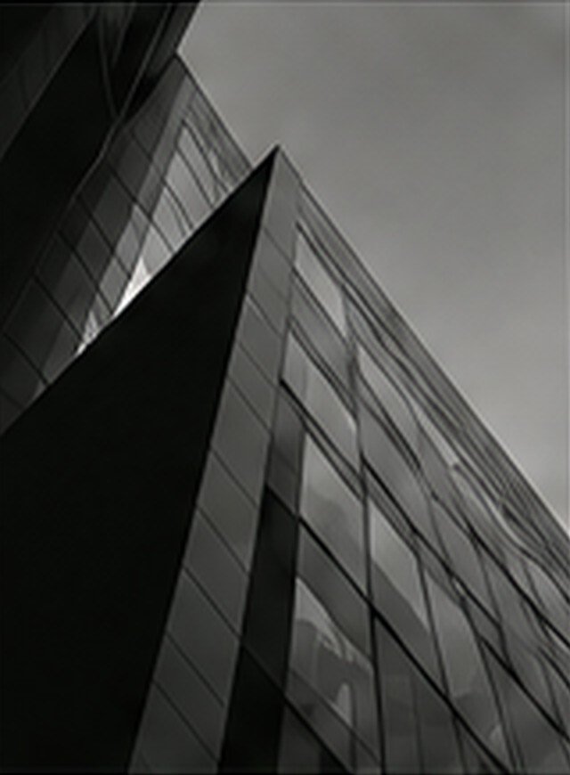 Fachada de edifício corporativo vista de baixo, em preto e branco